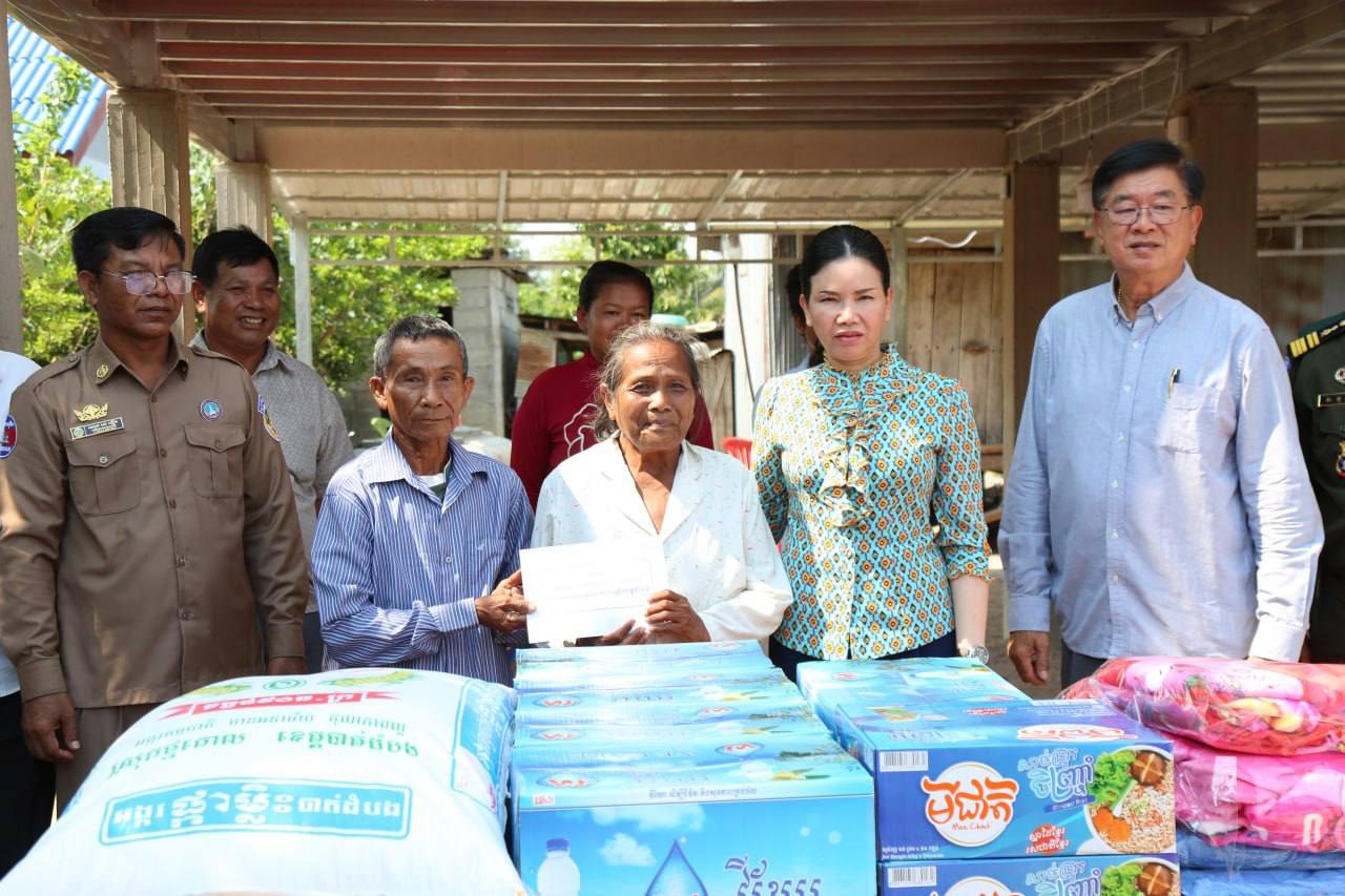 លោកជំទាវបណ្ឌិត បាន ស្រីមុំ ប្រគល់ផ្ទះ ១ខ្នង ជូនដល់អតីតយុទ្ធជននៅស្រុកសាលាក្រៅ