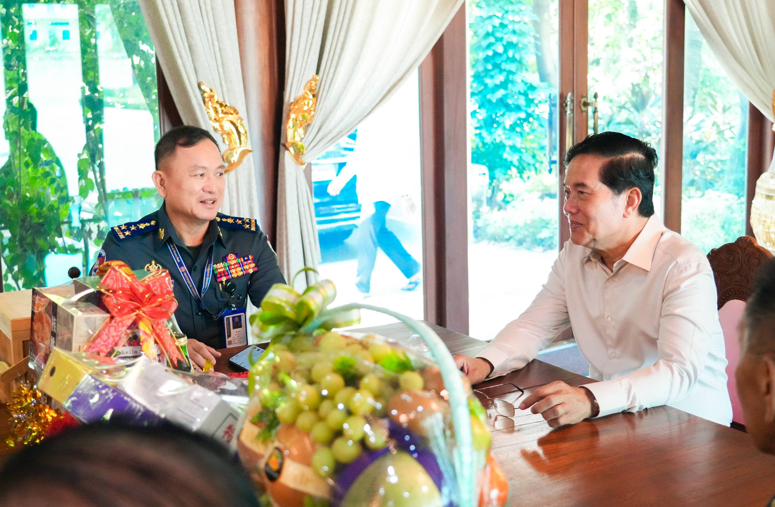 អាវុធហត្ថរាជធានីភ្នំពេញ គោរពជូនពរ ឯកឧត្តម ឃួង ស្រេង ឱកាសបុណ្យចូលឆ្នាំប្រពៃណីជាតិខ្មែរ!