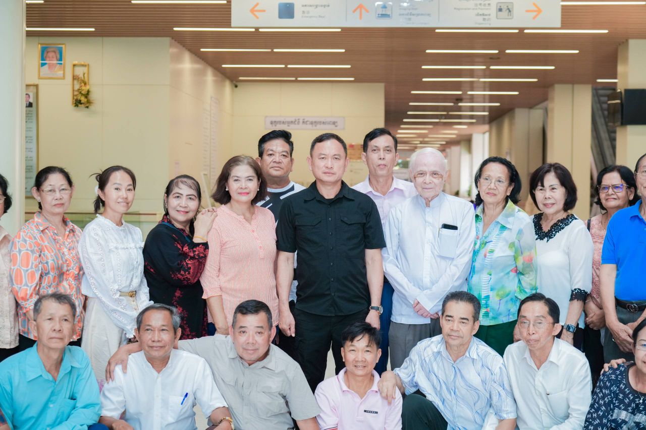 ឧត្តមសេនីយ៍ឯក រ័ត្ន ស្រ៊ាង រួមជាមួយមិត្តភក្តិរួមជំនាន់ចុះសួរសុខទុក្ខ មិត្តជួបការលំបាកដោយមានជំងឺទឹកនោមផ្អែមរ៉ាំរ៉ៃកំពុងសម្រាកព្យាបាលនៅមន្ទីរពេទ្យមិត្តភាពកម្ពុជា-ចិន ព្រះកុសុមៈ!