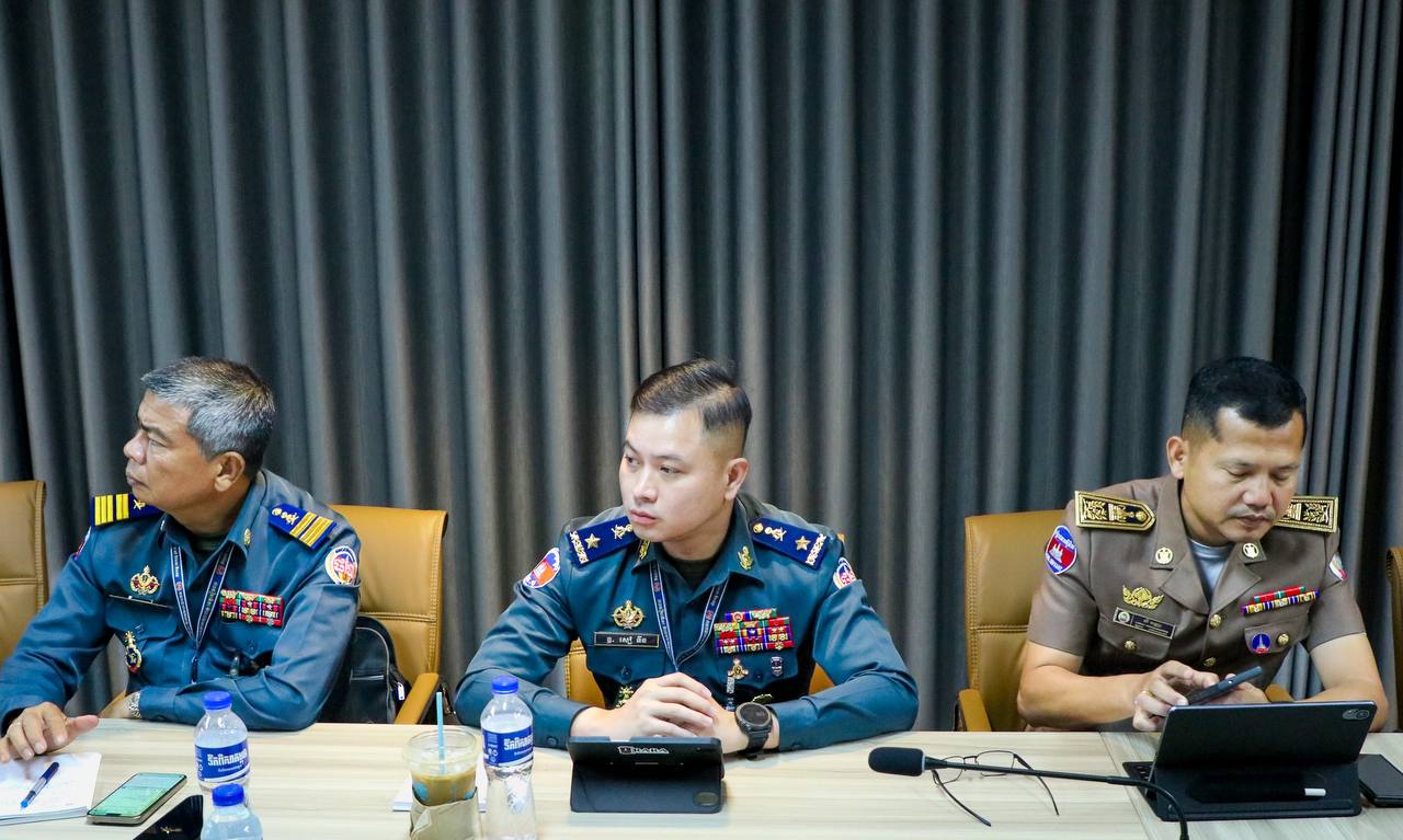 លោកឧត្តមសេនីយ៍ត្រី សៀ ទីន មេបញ្ជាការ​ កងរាជអាវុធហត្ថ​ខេត្តសៀមរាប អញ្ជើញចូលរួមប្រជុំប្រចាំសប្តាហ៍ដើម្បីតាមដានវឌ្ឍនភាពការងារបង្ក្រាបបទល្មើសឆបោកតាមប្រព័ន្ធបច្ចេកវិទ្យា (Online Scams) ក្រោមអធិបតីភាពដ៏ខ្ពង់ខ្ពស់ ឯកឧត្តមអភិសន្តិបណ្ឌិត ស សុខា ឧបនាយករដ្ឋមន្ត្រី រដ្ឋមន្ត្រីក្រសួងមហាផ្ទៃ ។  នៅសាលប្រជុំរដ្ឋបាល សាលាខេត្តសៀមរាប ព្រឹកថ្ងៃពុធ ទី២២ ខែមេសា ឆ្នាំ ២០២៦។