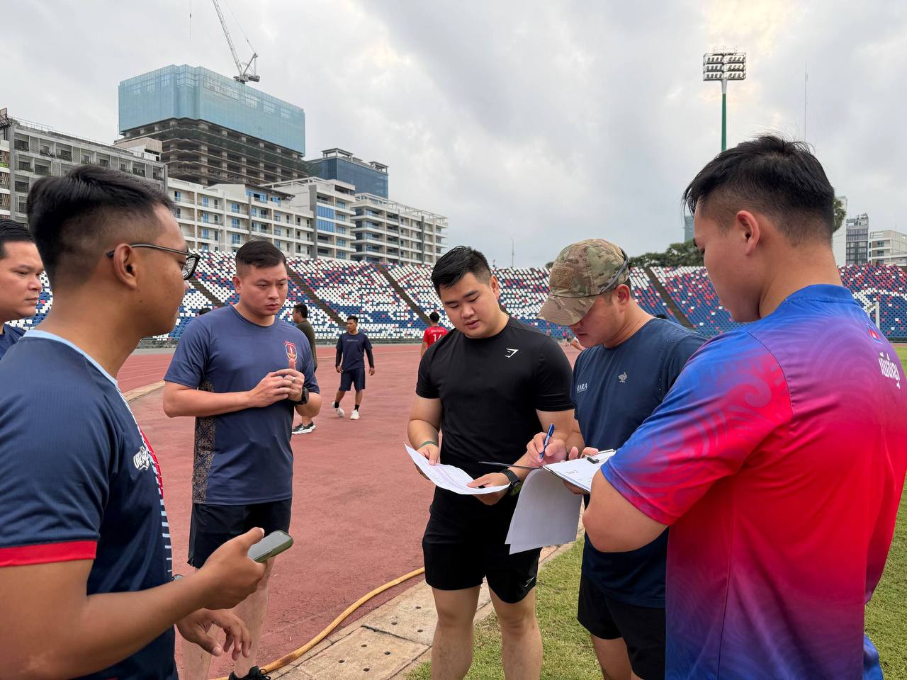 លោកឧត្តមសេនីយ៍ត្រី សៀ ទីន មេបញ្ជាការ កងរាជអាវុធហត្ថខេត្តសៀមរាប ​អញ្ជេីញចូលរួមរៀបចំ និងពិនិត្យកម្មវិធីធ្វើតេស្តកាយសម្បទាបេក្ខជនសិក្ខាកាមចំនួន​ ១០រូប ត្រៀមចេញទៅបណ្ឌិត្យសភាយោធាអូស្រ្តាលី (ADFA/RMC-D) និងមហាវិទ្យាល័យកងទ័ពជើងទឹកភូមិន្ទអូស្រ្តាលី ក្រោមការសហការជាមួយក្រុមសម្របសម្រួលកិច្ចសហប្រតិបត្តិការយោធា (Military Cooperation Coordination Group – MCCG)។   នៅពហុកីឡាដឮដ្ឋានជាតិអូឡាំពិក​ រាជធានីភ្នំពេញ ថ្ងៃអាទិត្យ ទី២៦ ខែមេសា ឆ្នាំ២០២៦។