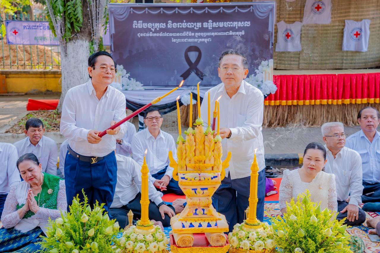 ថ្ងៃទី២ នៃព្រឹត្តការណ៍សង្រ្កាន្ត! រដ្ឋបាលខេត្តបាត់ដំបង រៀបចំពិធីរាប់បាត្រព្រះសង្ឃ១០៨ អង្គដើម្បីឧទ្ទិសកុសលផលបុណ្យជូនដល់វីរយុទ្ធជន ដែលបានពលីការពារទឹកដី