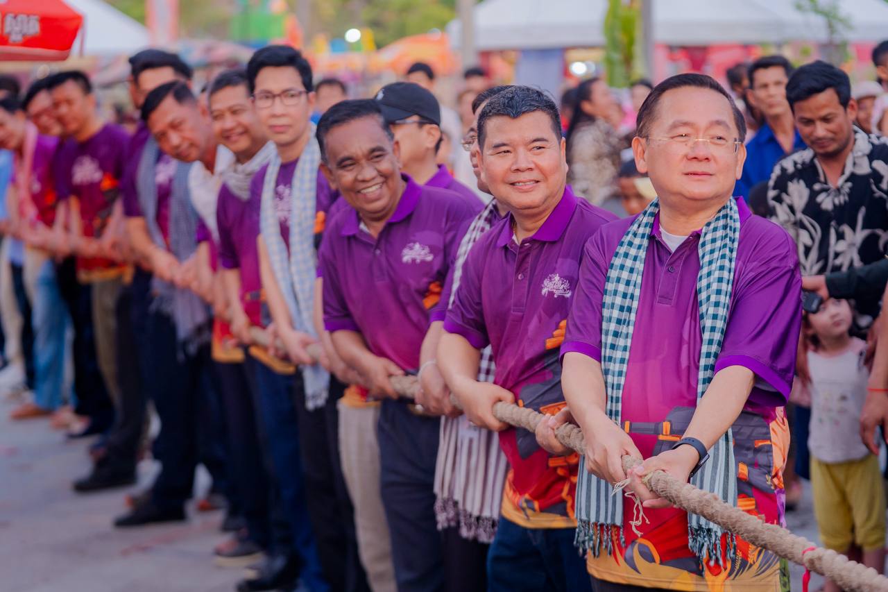 អភិបាលខេត្តបាត់ដំបង ដឹកនាំលេងល្បែងប្រជាប្រិយខ្មែរ ជាមួយភ្ញៀវទេសចរ ដើម្បីបង្កភាពសប្បាយរីករាយក្នុងព្រឹត្តិការណ៍សង្ក្រាន្តបាត់ដំបង