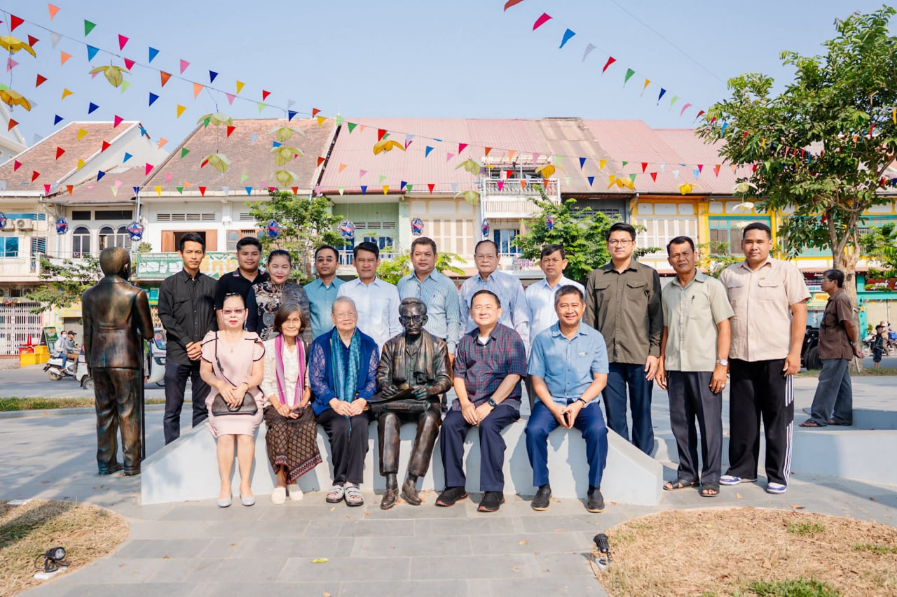 អភិបាលខេត្តបាត់ដំបង ជួបសាកសួរសុខទុក្ខភរិយា កវីដងស្ទឹងសង្កែ គង្គ ប៊ុនឈឿន នៅសួនសិល្ប:មាត់ស្ទឹងសង្កែ