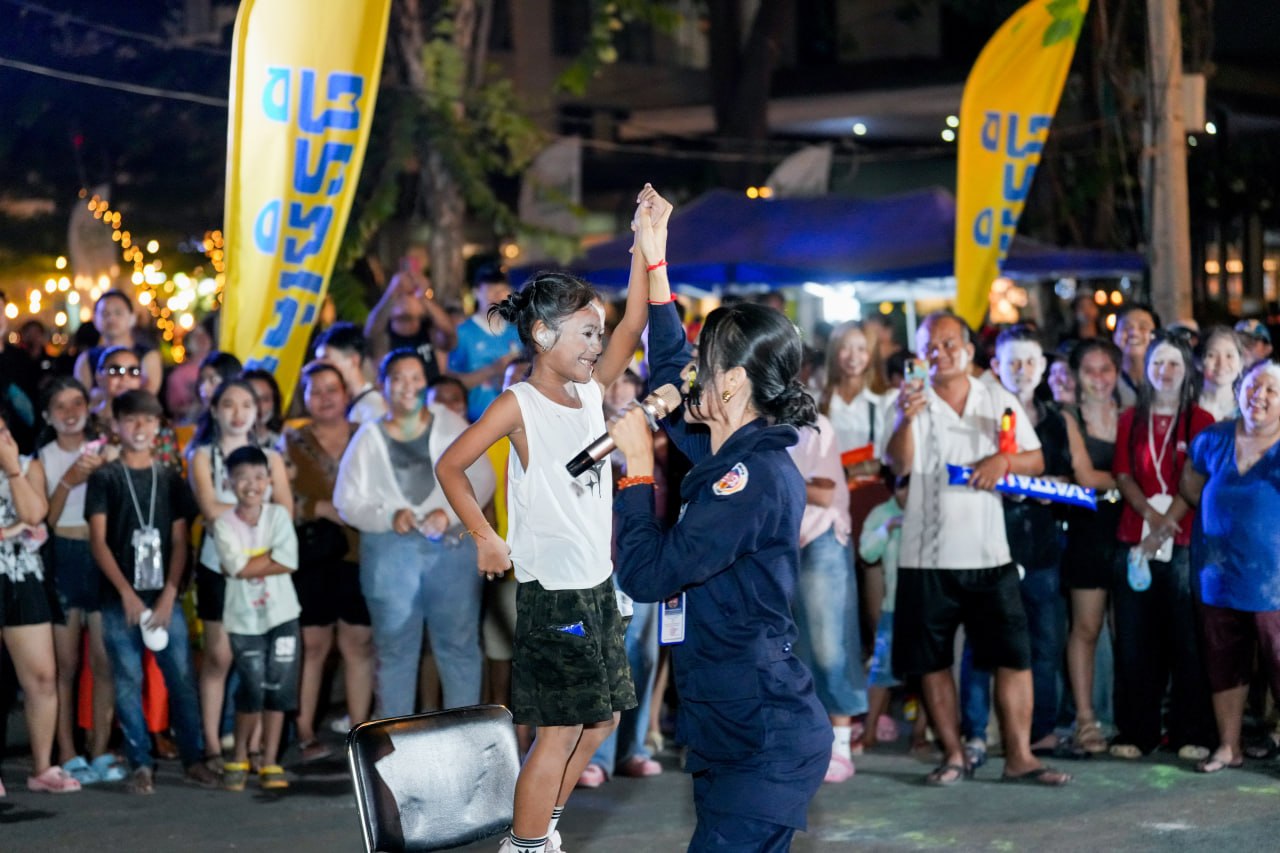 ភ្ញៀវជាតិ និងអន្តរជាតិយ៉ាងច្រើនកុះករ បន្ដចូលទស្សនាស្តង់ពិព័រណ៌ របស់អាវុធហត្ថរាជធានីភ្នំពេញ និងលេខទូរស័ព្ទអន្តរាគមន៍បន្ទាន់ 1291