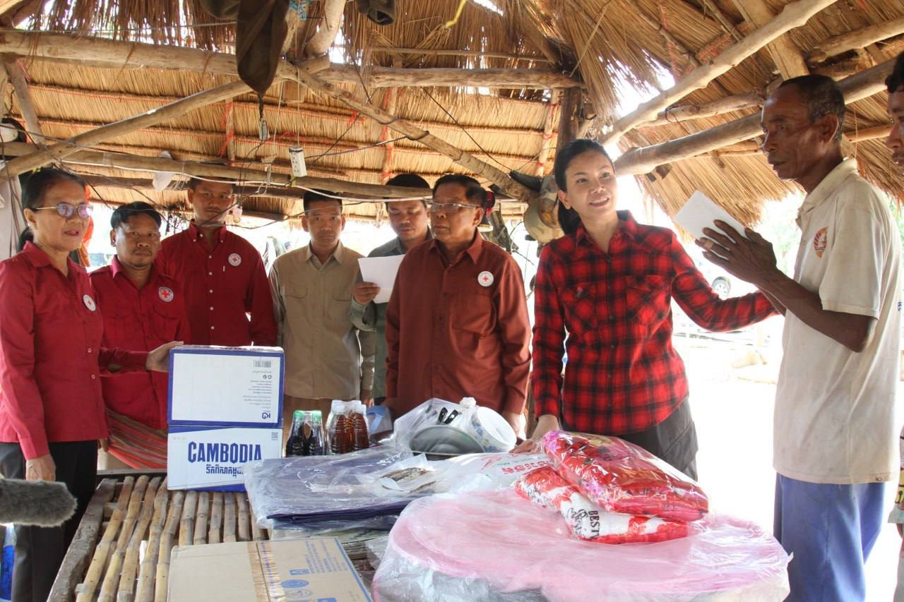 អភិបាលខេត្តប៉ៃលិន ចុះសំណេះសំណាលសួរសុខទុក្ខ និងផ្តល់អំណោយសង្គ្រោះបន្ទាន់ ដល់ពលរដ្ឋរងគ្រោះដោយសារខ្យល់កន្ត្រាក់ នៅឃុំស្ទឹងត្រង់