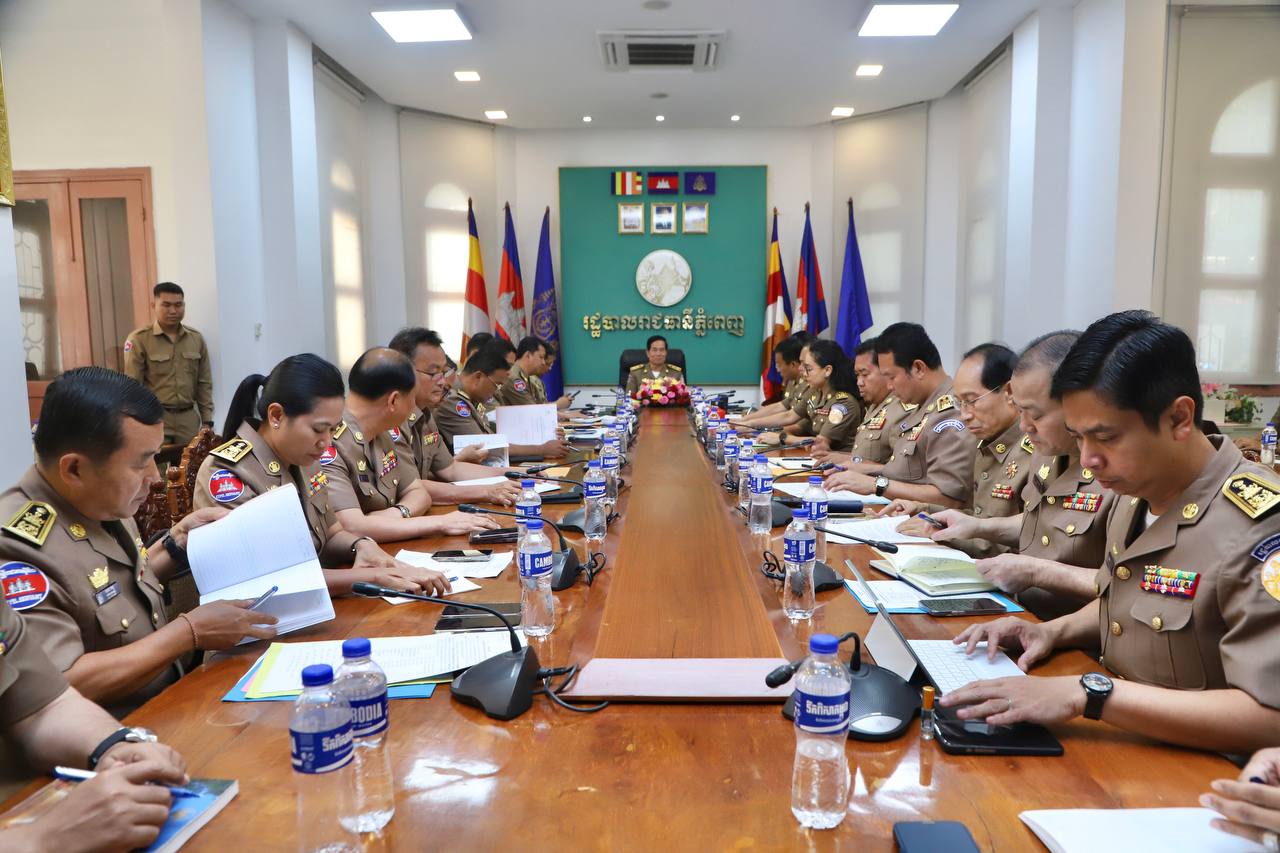 អភិបាលរាជធានីភ្នំពេញ៖ មន្ត្រី និងកងកម្លាំងទាំងអស់ ត្រូវបន្តខិតខំប្រឹងប្រែងបន្ថែមទៀត ចំពោះការអនុវត្តការងារទាំងការរក្សាសន្តិសុខ សុវត្ថិភាពជូនប្រជាពលរដ្ឋ