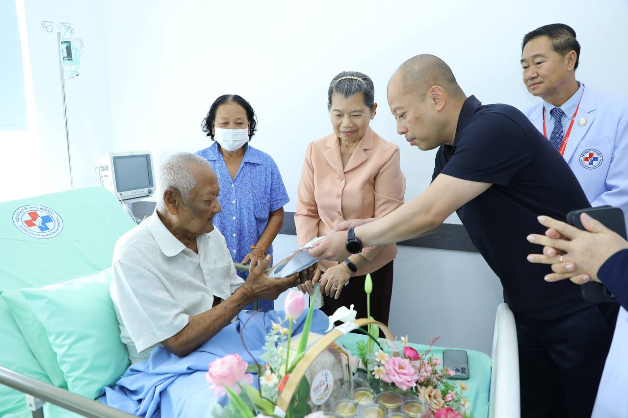 សម្តេច ម៉ែន សំអន អញ្ជើញសួរសុខទុក្ខលោកតា ពុត សឿន ឪពុកធម៌របស់សម្តេចតេជោ ហ៊ុន សែន ដែលកំពុងសម្រាកព្យាបាលនៅមន្ទីរពេទ្យជាតិតេជោសន្តិភាព