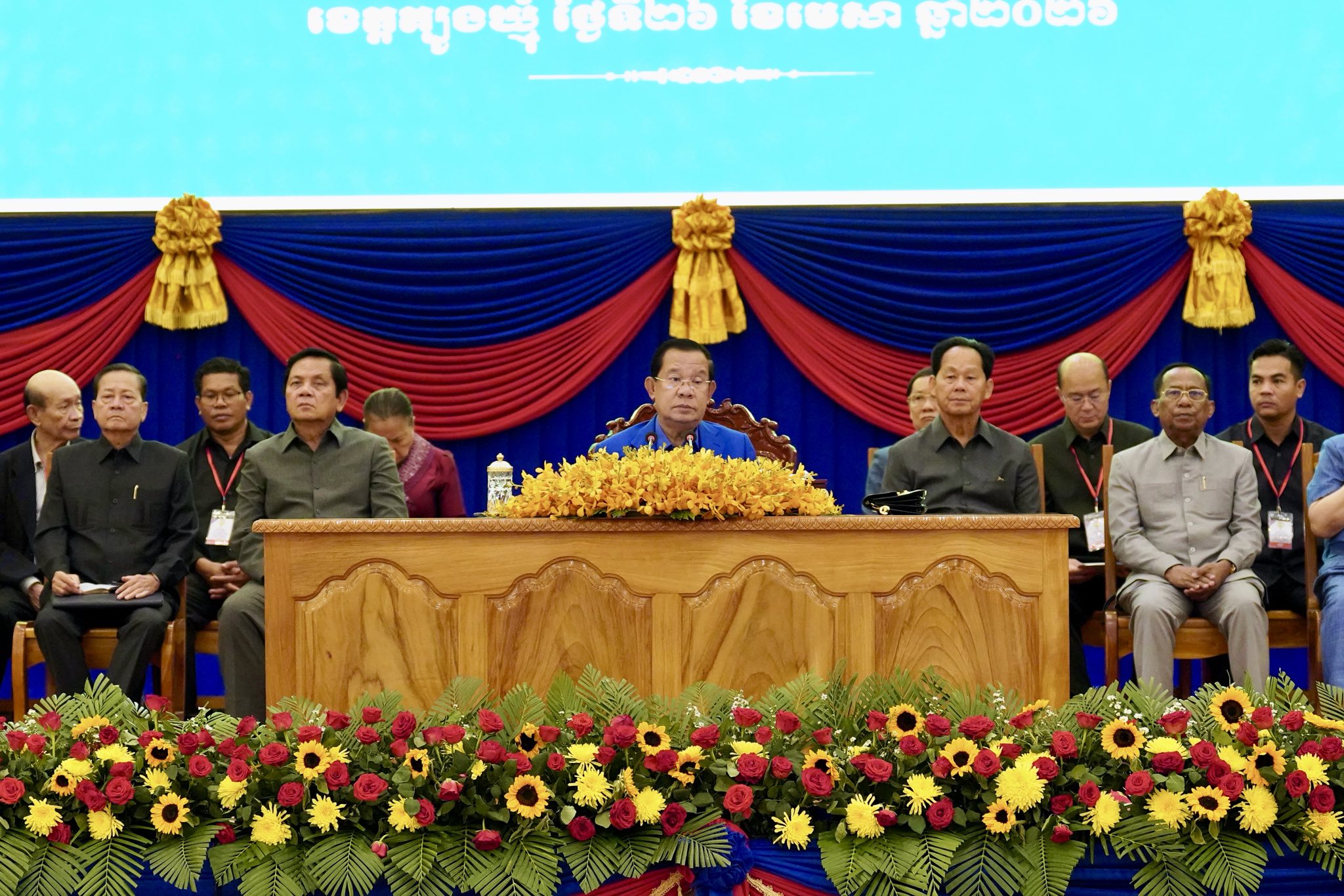 ព្រឹកថ្ងៃនេះ សម្តេចតេជោ ហ៊ុន សែន អញ្ជើញជួបសំណេះសំណាលជាមួយក្រុមប្រឹក្សា និងថ្នាក់ដឹកនាំមន្ទីរ អង្គភាពជុំវិញខេត្តត្បូងឃ្មុំ