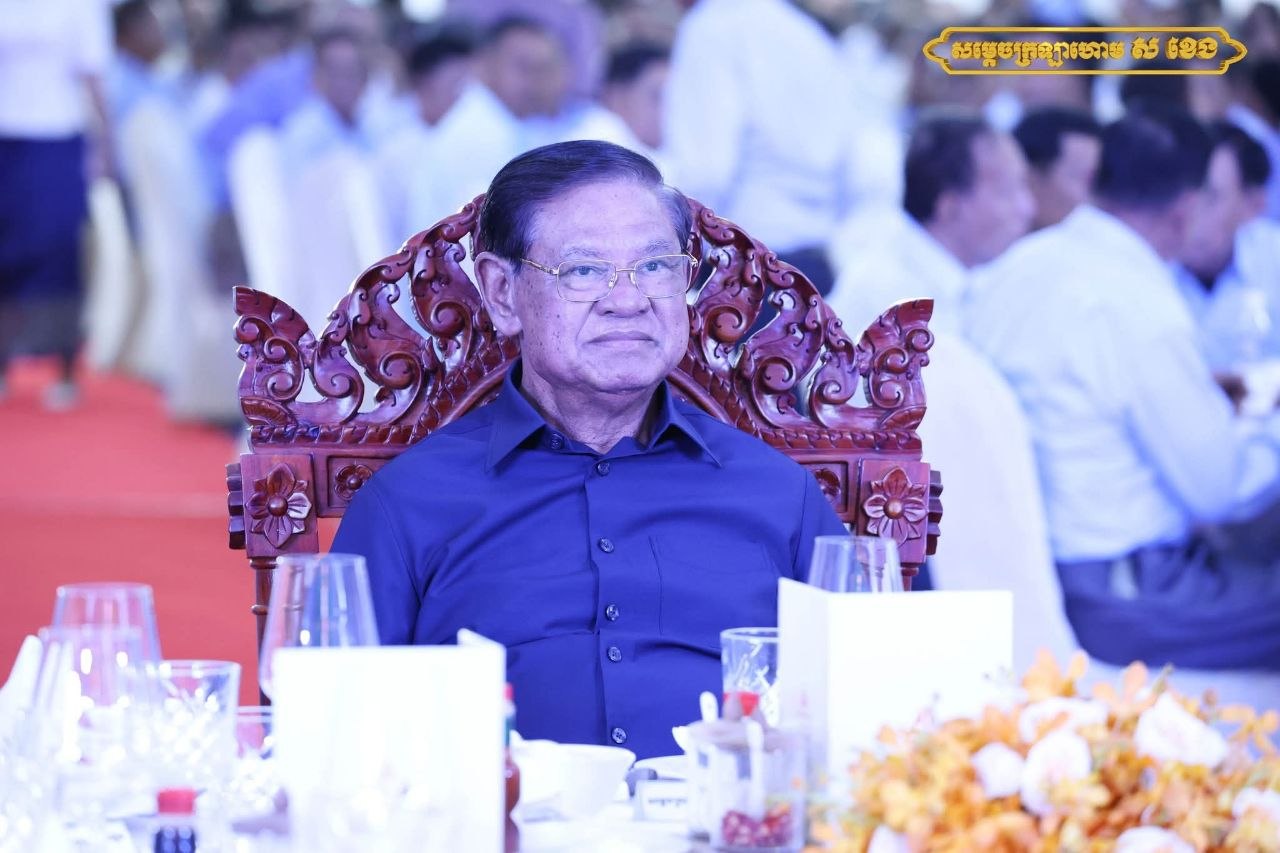 នារសៀលថ្ងៃសុក្រ ១៤រោច ខែពិសាខ ឆ្នាំមមី អដ្ឋស័ក ព.ស.២៥៧០ ត្រូវនឹងថ្ងៃទី១៥ ខែឧសភា ឆ្នាំ២០២៦ នេះ សម្តេចក្រឡាហោម ស ខេង ឧត្តមប្រឹក្សាផ្ទាល់ព្រះមហាក្សត្រ និងជាអ្នកតំណាងរាស្ត្រ នៃព្រះរាជាណាចក្រកម្ពុជា និងលោកជំទាវ ញ៉ែម សាខន ស ខេង បានអញ្ជើញជាអធិបតីក្នុងពិធីពិសាអាហារសាមគ្គីជាមួយនិវត្តជន និងអតីតយុទ្ធជនខេត្តព្រៃវែង ស្ថិតក្នុងសង្កាត់កំពង់លាវ ក្រុងព្រៃវែង ខេត្តព្រៃវែង។