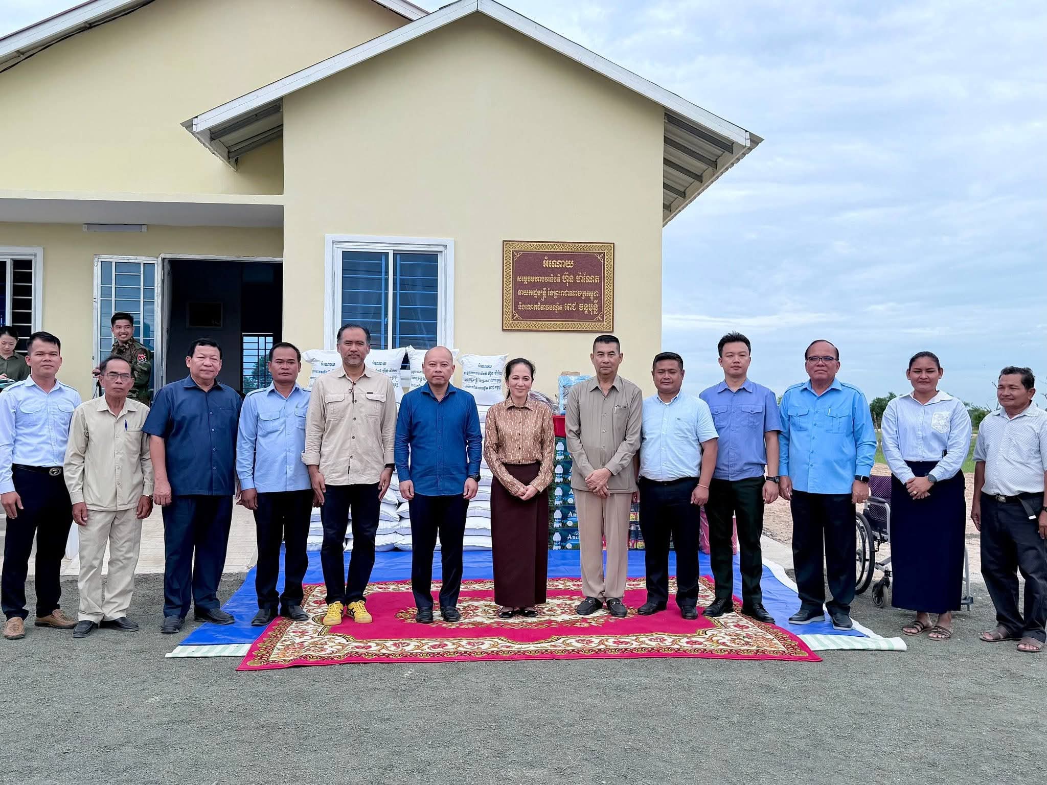 លោកជំទាវបណ្ឌិត ពេជ្រ ចន្ទមុន្នី ហ៊ុន ម៉ាណែត អញ្ជេីញប្រគល់ផ្ទះថ្មីចំនួន ២ខ្នងនៅខេត្តស្វាយរៀងជូនដល់ក្រុមគ្រួសារវីរកងទ័ព…