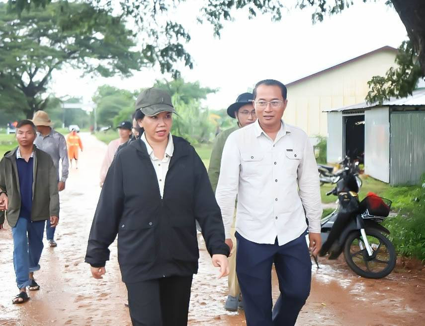 អភិបាលខេត្តប៉ៃលិន ចុះពិនិត្យស្ថានភាពជំនន់​ទឹកភ្លៀង និងផលប៉ះពាល់នៅទូទាំងខេត្ត ដើម្បីត្រៀមជួយសង្គ្រោះពលរដ្ឋឱ្យបានទាន់ពេលវេលា