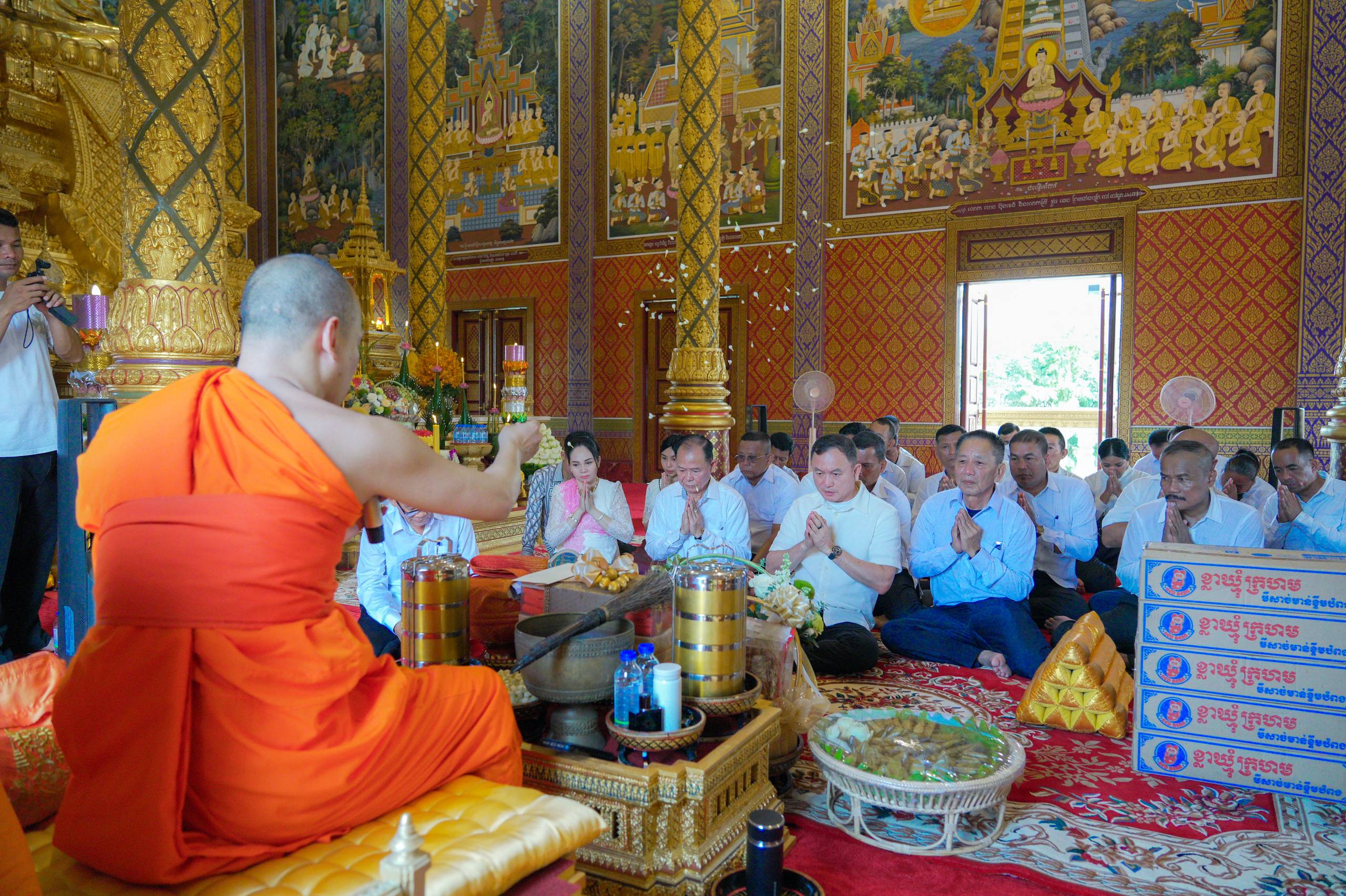 ឧត្តមសេនីយ៍ឯក រ័ត្ន ស្រ៊ាង និងមន្ត្រីក្រោមឱវាទ អញ្ជើញចូលរួមកាន់បិណ្ឌទី៧ នៅវត្តព្រះបារមីវង្កតបុរី!