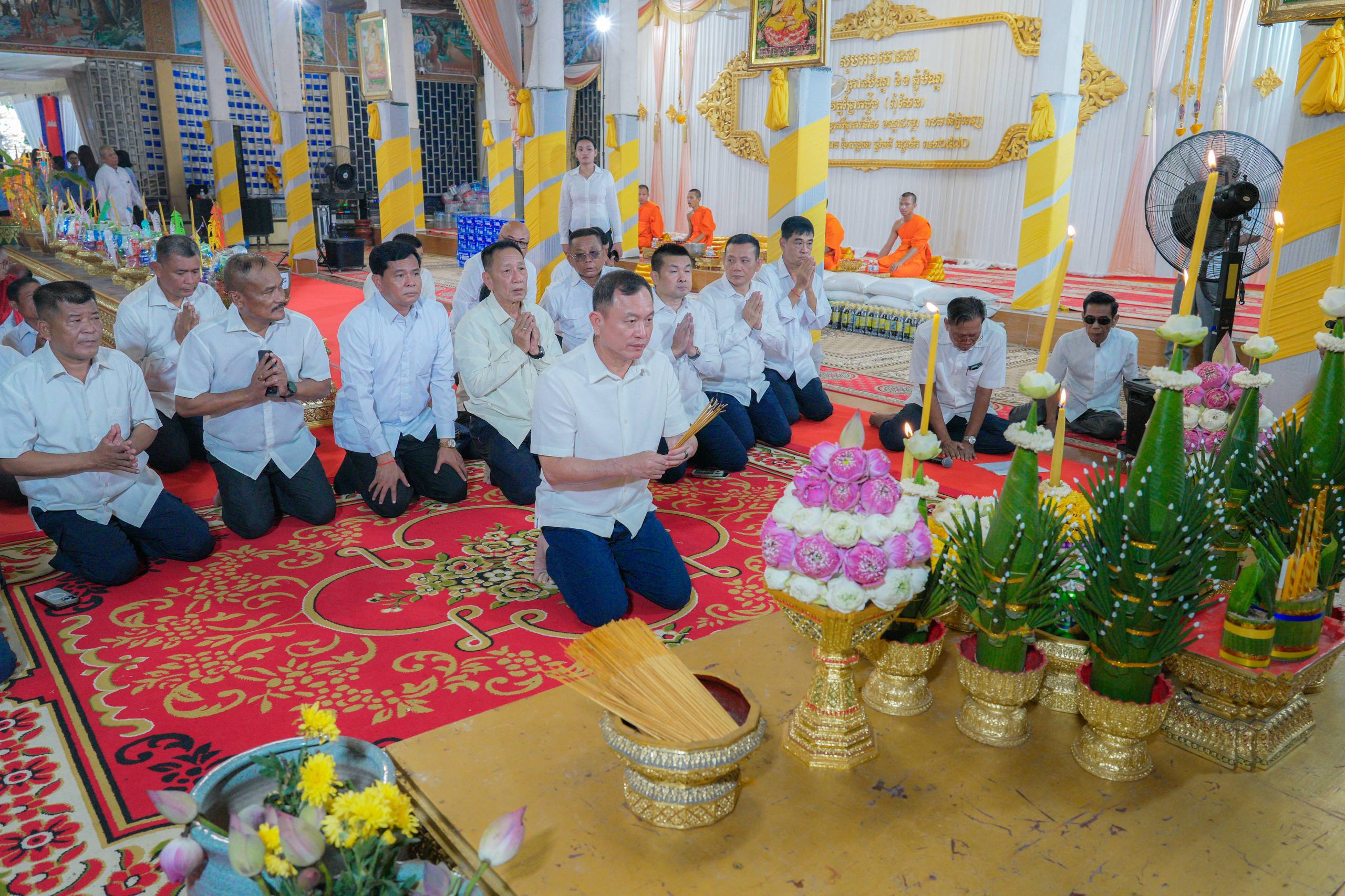 ថ្ងៃបិណ្ឌវេនទី១២! ឧត្តមសេនីយ៍ឯក រ័ត្ន ស្រ៊ាង នាំទេយ្យទានប្រគេនព្រះសង្ឃក្នុងវត្តព្រែកថ្លឹង សង្កាត់ព្រែកកំពឹស ខណ្ឌដង្កោ!