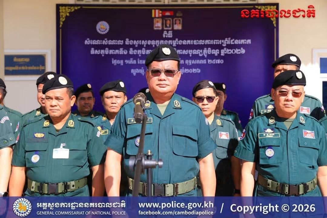 ឯកឧត្តម ឧត្តមសេនីយ៍ឯក កឹង ឃន ដឹកនាំគណៈប្រតិភូចុះសួរសុខទុក្ខ និងនាំយកអំណោយជូនកងកម្លាំងនគរបាលការពារព្រំដែនគោកប្រចាំទិសភូមិភាគទី១ និងទី២ ក្នុងឱកាសបុណ្យភ្ជុំបិណ្ឌ