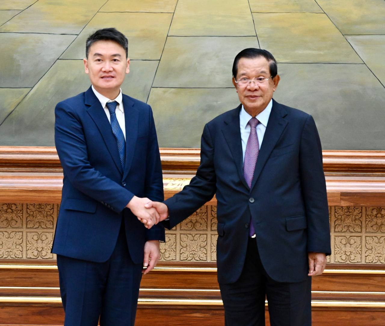 សម្តេចតេជោ ហ៊ុន សែន អនុញ្ញាតឱ្យសមាជិកគណៈកម្មាធិការមជ្ឈិមបក្សប្រជាជនបដិវត្តន៍ឡាវ ជួបសម្តែងការគួរសម