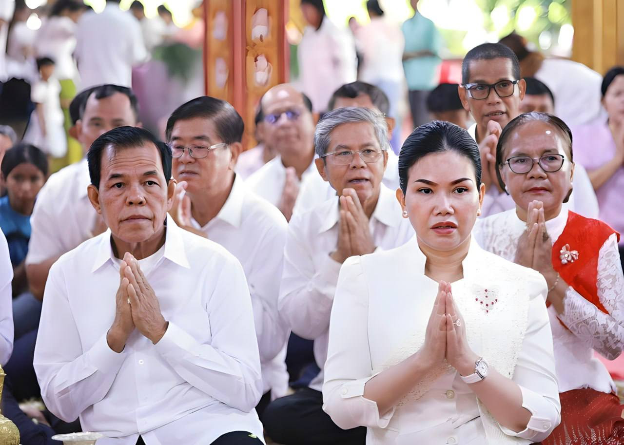 លោក អ៊ី ឈាន និងលោកស្រី បាន ស្រីមុំ នាំយកទេយ្យទានចង្ហាន់បិណ្ឌបាត្រ និងបច្ច័យប្រគេនព្រះសង្ឃចំនួន ៥វត្ត នាឱកាសពិធីបុណ្យភ្ជុំបិណ្ឌ