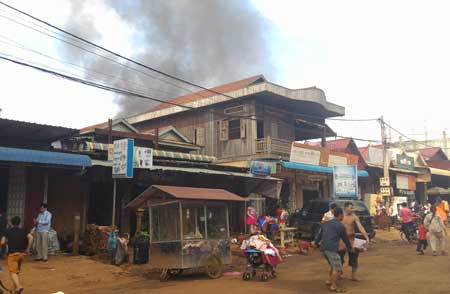 អគ្គិភ័យលេបត្របាក់លំនៅដ្ឋានមន្ត្រីប៉េអឹមខេត្តរតនគិរីនៅក្រោយផ្សារបានលុង
