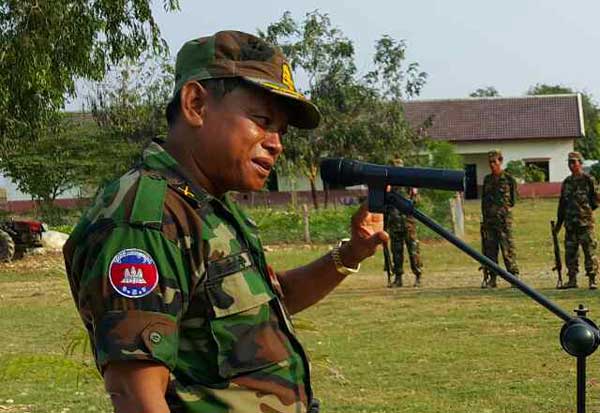 កម្លាំងយោធា​សឹក​រង​ខេត្ត​និង​យោធភូមិភាគ​ទី ៥ ចុះ​ស្រាវជ្រាវ​រក​ភាព​ស្អាតស្អំ​ជូន​លោក យ៉​ម មឿន មេបញ្ជាការ​វរៈ​សេនា​តូច​ការពារ​ព្រំដែន ៥០៦