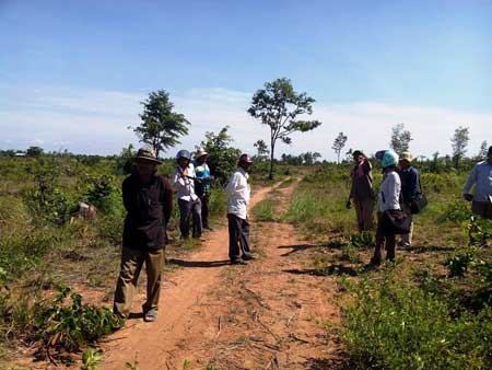 អាជ្ញាធរ​ខេត្ត​ប៉ៃលិន សហការ​ជាមួយ​បាត់ដំបង​ចុះ​ដោះស្រាយ​បញ្ហា​ទំនាស់​ដីធ្លី​រវាង​អ្នកមាន​លុយ នឹង​ពលរដ្ឋ​ចំនួន​៦​គ្រួសារ នៅ​ព្រំប្រទល់​ខេត្ត​ទាំង​ពីរ​