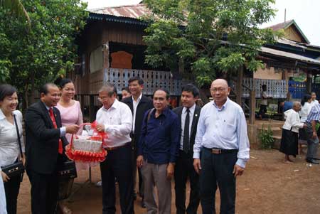 ឯកឧត្ដម ខៀវ កាញ្ញារិទ្ធ អញ្ជើញក្នុងពិធីបញ្ចុះបឋមសិលានៅវត្តត្រពាំងក្រហម ខេត្តរតនគីរី