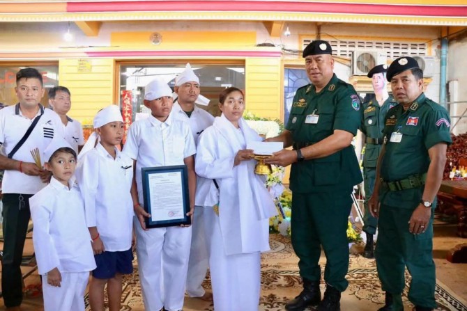 ​ថ្នាក់ដឹកនាំ​ស្នងការដ្ឋាន​នគរបាល​ខេត្ត​ឧត្តរមានជ័យ នាំយក​សារ​រំលែក​ទុក្ខ និង​ថវិកា​នាយ​ឧត្តមសេនីយ៍ ស ថេត ប្រគល់​ជូន​គ្រួសារ​សព​ឧត្តមសេនីយ៍ត្រី ស៊ុំ សារឿ​ន