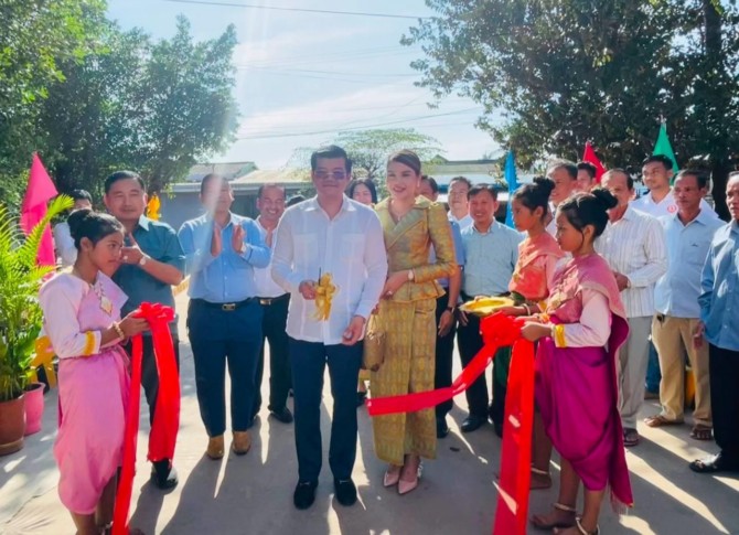 លោក​បណ្ឌិត អេង ចំរើន រដ្ឋលេខាធិការ​ក្រសួង​សង្គមកិច្ច នាំយក​សម្ភារ​បណ្ណាល័យ សៀវភៅ និង​ថវិកា​មួយចំនួន​ប្រគល់ជូន​នាយក​សាលា​ឋ​ម​សិក្សា ហ៊ុន សែន កោះ​ខ្យង នៅ​ស្រុក​ព្រៃនប់ ខេត្ត​ព្រះសីហនុ