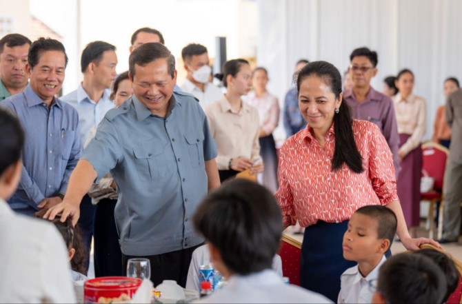 ​សម្តេច​មហា​បវរ​ធិបតី និង​លោកជំទាវ​បណ្ឌិត អញ្ជើញ​សួរសុខទុក្ខ សិស្ស​ពិការភ្នែក គ​ថ្លង់​នៅ​វិទ្យាល័យ​អប់រំ​ពិសេស​ភ្នំពេញ​ថ្មី​