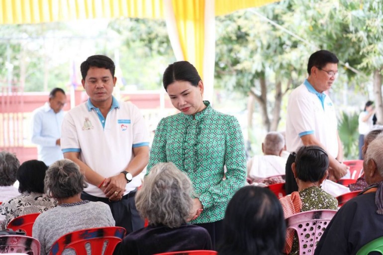 លោកយាយ លោកតាចាស់ជរាគ្មានទីពឹងក្នុងខេត្តប៉ៃលិន ទទួលបានប្រាក់ឧបត្ថម្ភប្រចាំខែ ពីមូលនិធិចាស់ជរារបស់លោកជំទាវបណ្ឌិតបាន ស្រីមុំ អ៊ី ឈាន