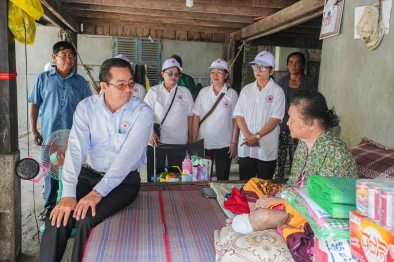 ឯកឧត្តម ម៉ាង ស៊ីណេត បានដឹកនាំសមាជិក សមាជិកាគណៈកម្មាធិការសាខា មន្ត្រីសាខា និងអ្នកស្ម័គ្រចិត្តសាខា អញ្ជើញសួរសុខទុក្ខ លោកស្រីមានជំងឺលើសឈាម និងទឹកនោមផ្អែម (កាត់ជើងម្ខាង) មានទីតាំងស្ថិតនៅភូមិ១ សង្កាត់លេខ៤ ក្រុង ខេត្តព្រះសីហនុ