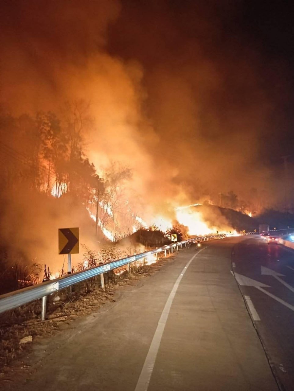 ថៃរញ្ជួយដីផង ភ្លើងឆេះព្រៃផង ! ភ្លើងឆេះព្រៃនៅខេត្តឡាំប៉ាងក្នុងមួយថ្ងៃរាលដាលជាង 1,000 រ៉ៃ (ប្រមាណជិត 2km) បង្កឲ្យមានខ្យល់បំពុលធ្ងន់ធ្ងរ គ្រោះថ្នាក់ដល់សុខភាពពលរដ្ឋថៃ