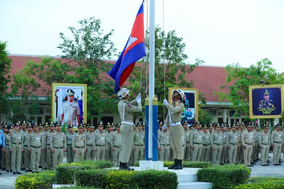 លោកឧត្តមសេនីយ៍ទោ សិទ្ធិ ឡោះ ដឹកនាំកម្លាំងនគរបាលខេត្តគោរពទង់ជាតិ ព្រឹកថ្ងៃចន្ទ