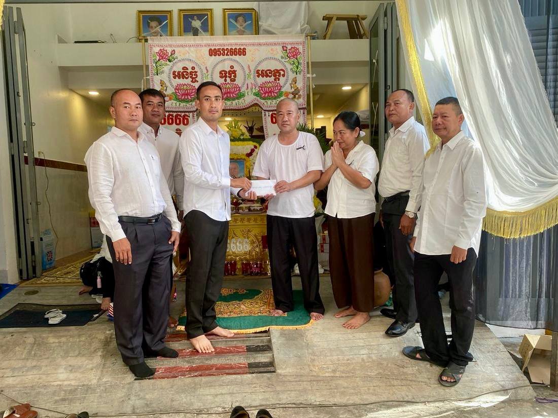 មេបញ្ជាការ អាវុធហត្ថ​ខណ្ឌទួលគោក ចូលរួម​រំលែក​ទុក្ខ​ដល់​ក្រុម​គ្រួសារ​សមាជិក ដែល​ឪពុក​របស់​លោក​ទទួល​មរណៈភាព​!