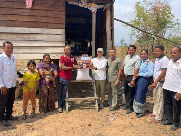 ​ក្រុមការងារ​ចុះ​មូលដ្ឋាន​ស្រុក​សង្គម​ថ្មី នាំ​អំណោយ​ប្រគល់​ជូន​ពលរដ្ឋ​រងគ្រោះ​ឆេះ​ផ្ទះ​១​គ្រួសារ​នៅ​ឃុំ​ស្តៅ និង​ពលរដ្ឋ​មាន​ជីវភាព​ខ្វះខាត​១​គ្រួសារ​នៅ​ឃុំ​ចំរើន