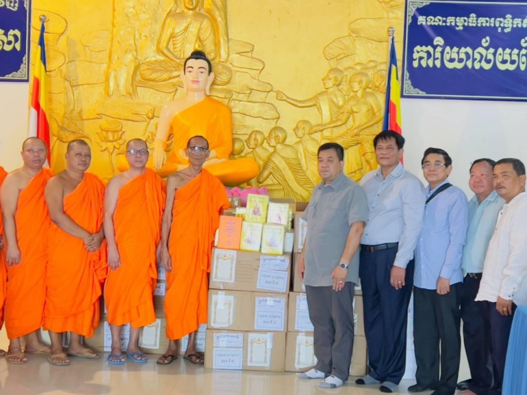 សម្ដេច​តេជោ ហ៊ុន សែន និង​សម្ដេច​កិត្តិ​ព្រឹទ្ធ​បណ្ឌិត បានប្រគល់​ព្រះ​ត្រៃ​បិដក និង​វចនានុក្រម ចំនួន​១,៩៣៦​ក្បាល​ដល់​សាលា​គណ ១៥​ខេត្ត​នៅ​កម្ពុជា​ក្រោម