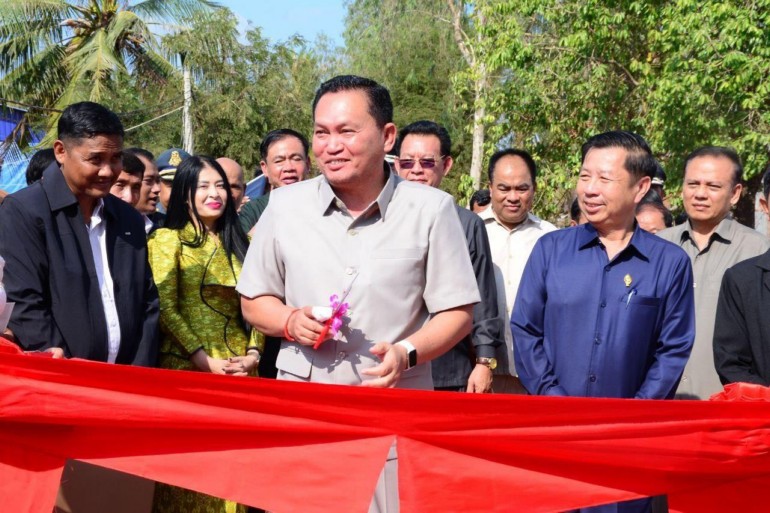 សម្ពោធ​ដាក់​ឱ្យ​ប្រើប្រាស់​ផ្លូវ​ក្រាស​ក្រួស​ក្រហម​ប្រវែង ២ ៣០០​ម៉ែត្រ នៅ​ឃុំ​អង្គ​ភ្នំ​តូច និង​ផ្លូវ​ក្រាស​ក្រួស​ក្រហម​ប្រវែង ៦០០​ម៉ែត្រ នៅ​ឃុំ​អង្គរជ័យ និង​សមិទ្ធផល​នានា អំណោយ​សម្តេច​តេជោ និង​សម្តេច​កិត្តិ​ព្រឹទ្ធ​បណ្ឌិត