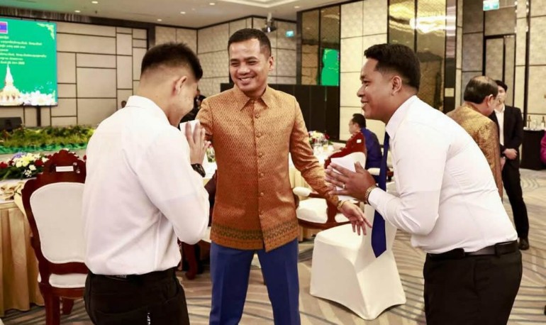 ឯកឧត្តមអភិសន្តិបណ្ឌិត ស សុខា បានឆ្លៀតពេលសំណេះសំណាលសួរសុខទុក្ខជាមួយនិស្សិត២រូប ដែលកំពុងសិក្សាជំនាញអក្សរសាស្ត្រឡាវ