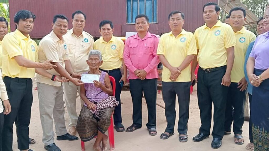 ឯកឧត្តម ម៉ែន អេង ប្រគល់អំណោយជូនលោកយាយ ឡោ ឆែម នៅក្រុងស្វាយរៀង