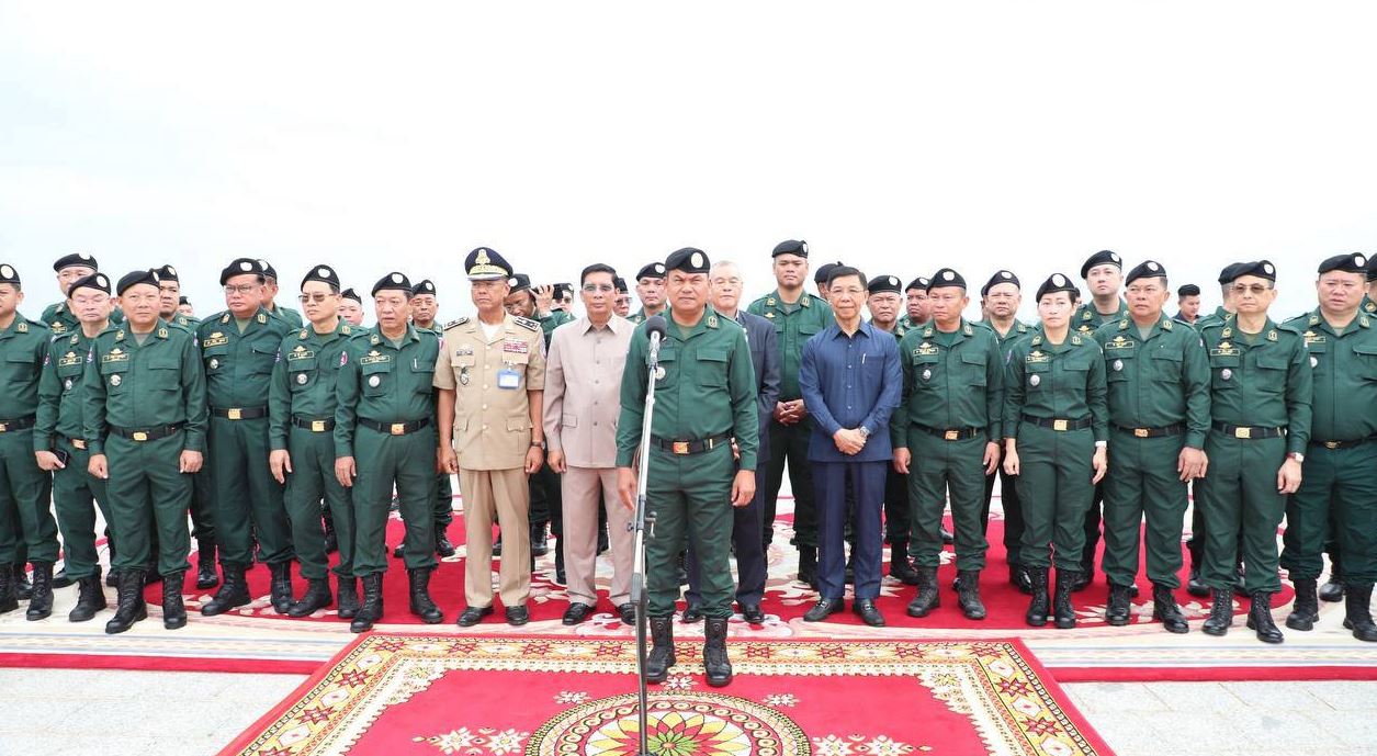 ឯកឧត្តម នាយឧត្តមសេនីយ៍ ស ថេត ចុះពិនិត្យ និងសំណេះសំណាលកម្លាំងនគរបាលដែលហ្វឹកហាត់សម ដើម្បីត្រៀមអបអរសាទរខួបលើកទី៨០ ថ្ងៃកំណើតនគរបាលជាតិ
