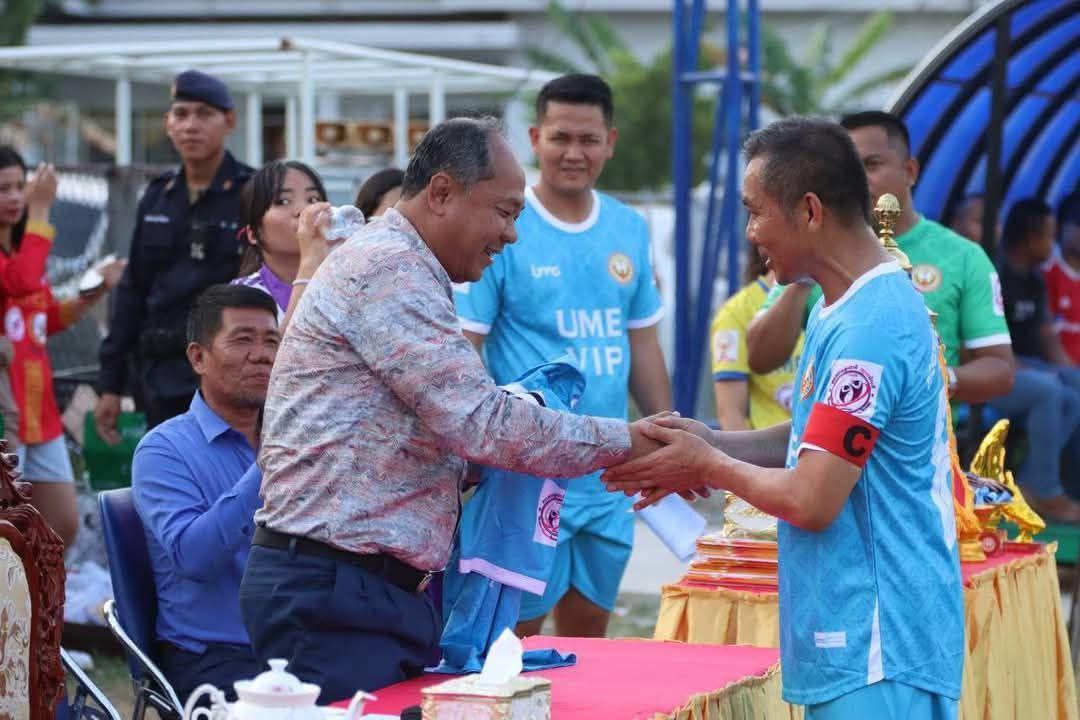 លោកឧត្តមសេនីយ៍ទោ សិទ្ធិ ឡោះអញ្ជើញចូលរួម ក្នុងពិធីបិទវគ្គការប្រកួតកីឡាបាល់ទាត់ ដណ្តើមពានរង្វាន់ UME-BMC Cup ក្នុងឆ្នាំសិក្សា២០២៤-២០២៥ នៅទីលានប្រកួតបាល់ទាត់ វិទ្យាល័យ ហ៊ុន សែន ខ្លាកូន