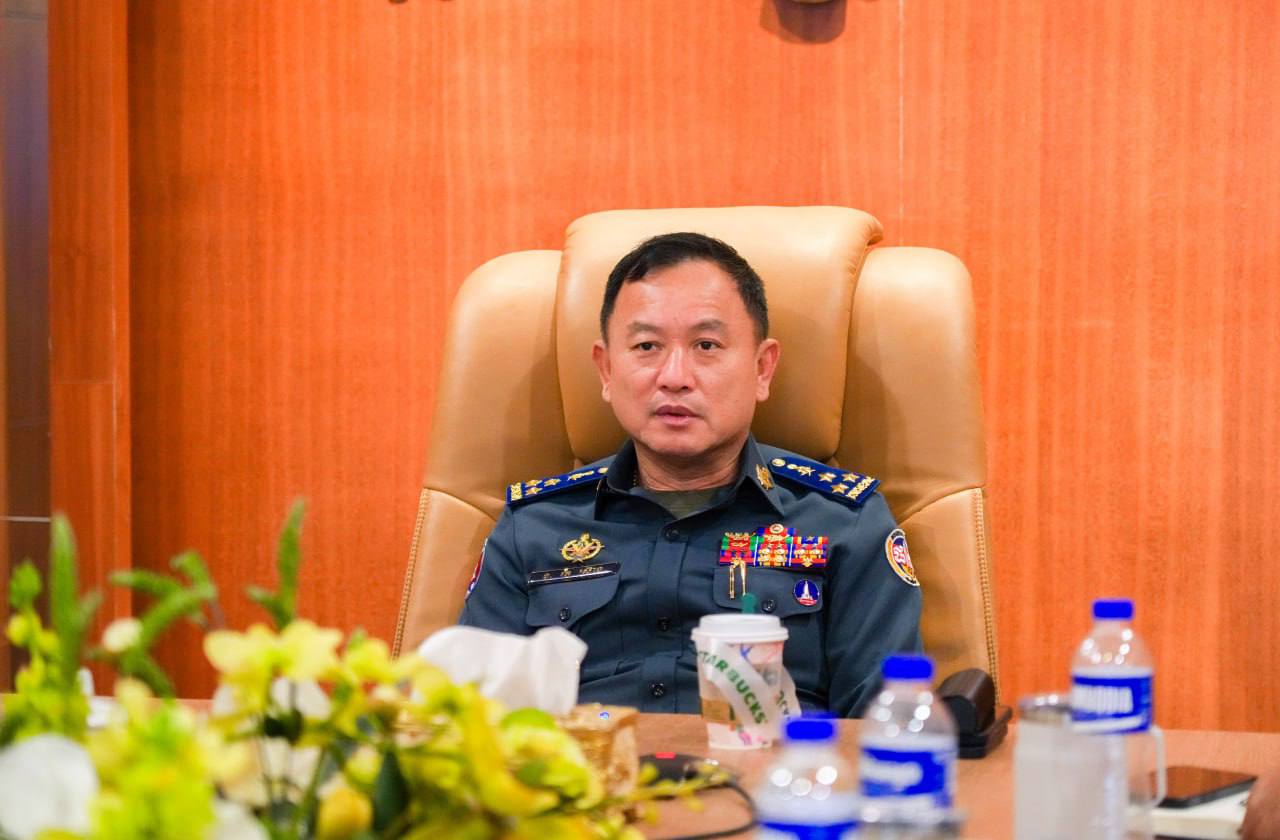 នាព្រឹក ថ្ងៃទី០៧ ខែមេសា ឆ្នាំ២០២៥ នៅបញ្ជាការដ្ឋាន កងរាជអាវុធហត្ថរាជធានីភ្នំពេញ លោកឧត្ដមសេនីយ៍ឯក រ័ត្ន ស្រ៊ាង មេបញ្ជាការរង កងរាជអាវុធហត្ថលើផ្ទៃប្រទេស មេបញ្ជាការ កងរាជអាវុធហត្ថរាជធានីភ្នំពេញ បានដឹកនាំ លោកមេបញ្ជាការរង និងជានាយសេនាធិការ លោកមេបញ្ជាការរង ប្រធានមន្ទីរទាំង៧ នាយការិយាល័យជំនាញ មេបញ្ជាការ វរសេនាតូច កងរាជអាវុធហត្ថចល័ត សរុប ២៣នាក់ បានចូលរួមស្តាប់ការប្រជុំត្រួតពិនិត្យការអនុវត្ត តួនាទីភារកិច្ចការងារធ្វើកំណែទម្រង់ និង ការកសាងអង្គភាព ត្រីមាសទី២ ឆ្នាំ២០២៥ តាមរយៈ Video Conference ក្រោមអធិបតីភាពដ៏ខ្ពង់ខ្ពស់ លោកនាយឧត្តមសេនីយ៍ សៅ សុខា អគ្គមេបញ្ជាការរង នៃ កងយោធពលខេមរភូមិន្ទ មេបញ្ជាការ កងរាជអាវុធហត្ថលើផ្ទៃប្រទេស។