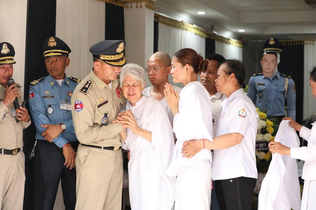 លោកឧត្តមសេនីយ៍ទោ សិទ្ធិ ឡោះ ចាត់តំណាងនាំយកថវិការបស់សមាគមមិត្តនគរបាលជាតិកម្ពុជា ទៅប្រគល់ជូនក្រុមគ្រួសារសពលោកអនុ​សេនីយ៍​ត្រី​ អែម​ ពេញ​ចិត្
