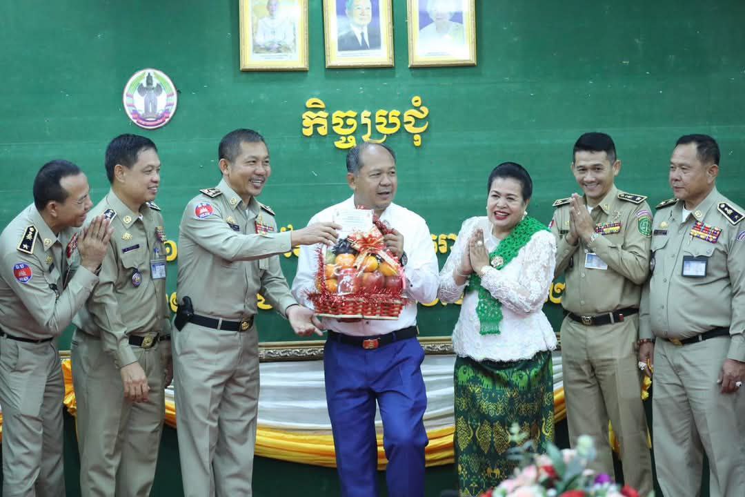 លោក ឧត្តមសេនីយ៍ទោ សិទ្ធិ ឡោះ ស្នងការ នគរបាលខេត្តបន្ទាយមានជ័យ បានអញ្ជើញសួរសុខទុក្ខ ថ្នាក់ដឹកនាំខេត្ត ក្នុងឱកាសពិធីបុណ្យចូលឆ្នាំខ្មែរប្រពៃណីជាតិ