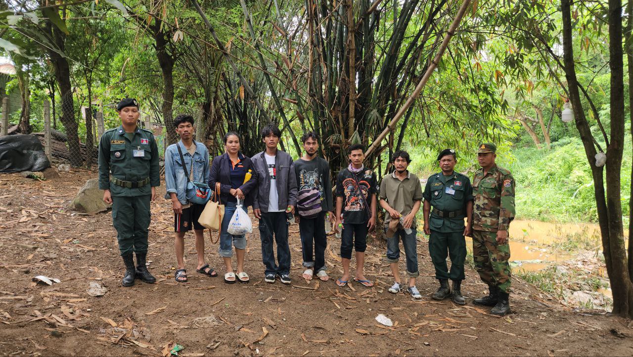 ស្រុកសំពៅលូនខេត្តបាត់ដំបង  ថ្ងៃព្រហស្បតិ៍ ១៣កើត ខែចេត្រ ឆ្នាំរោង ឆស័ក ពុទ្ធសករាជ ២៥៦៨ ត្រូវនឹងថ្ងៃទី១០ ខែមេសា ឆ្នាំ២០២៥   នៅពេលព្រឹកវេលាម៉ោង៨.៣០នាទីកងកម្លាំងសមត្ថកិច្ចការពារព្រំដែនគោករង់ចាំទទួលប្រជាពលរដ្ឋ ជាពលករខ្មែរដែលវិលត្រឡប់មកផ្ទះ កម្លាំងសមត្ថកិច្ចបានទទួលរាក់ទាក់ស្វាគមន៍បងប្អូនដែលវិលត្រឡប់ពីប្រទេសថៃមកខ្មែរវិញ ក្នុងនោះផងដែរកម្លាំងសមត្ថកិច្ចដែលបានសួរនាំបងប្អូននៅពេលធ្វើការនៅប្រទេសថៃជួបការលំបាកអ្វីខ្លះហើយ និងសុខទុក្ខរនស់បងប្អូនយ៉ាងណាដែរក្រោយពីបានសួរនាំហើយបងៗសមត្ថកិច្ចក៏បានជូនទឹកសុទ្ធមួយនាក់មួយដបដើម្បីហូបអត់មានអីក្រៅពីទឹកសុទ្ធទេ៕