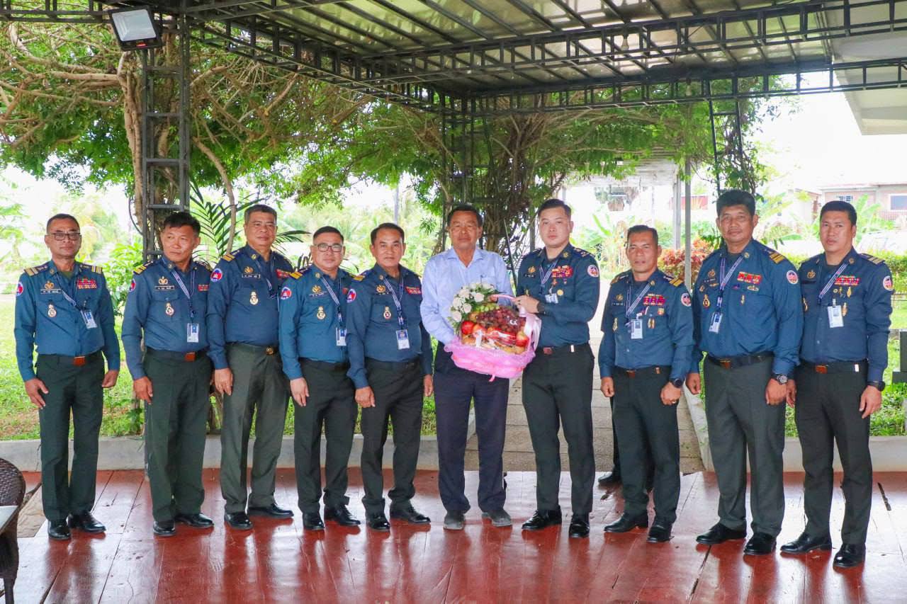 ឧត្តមសេនីយ៍ត្រី សៀ​ ទីន អញ្ជើញជូនពរ ឯកឧត្តមបណ្ឌិតអ្នកឧកញ៉ា សៀង ណាំ​ ក្នុងឱកាសបុណ្យចូលឆ្នាំថ្មី