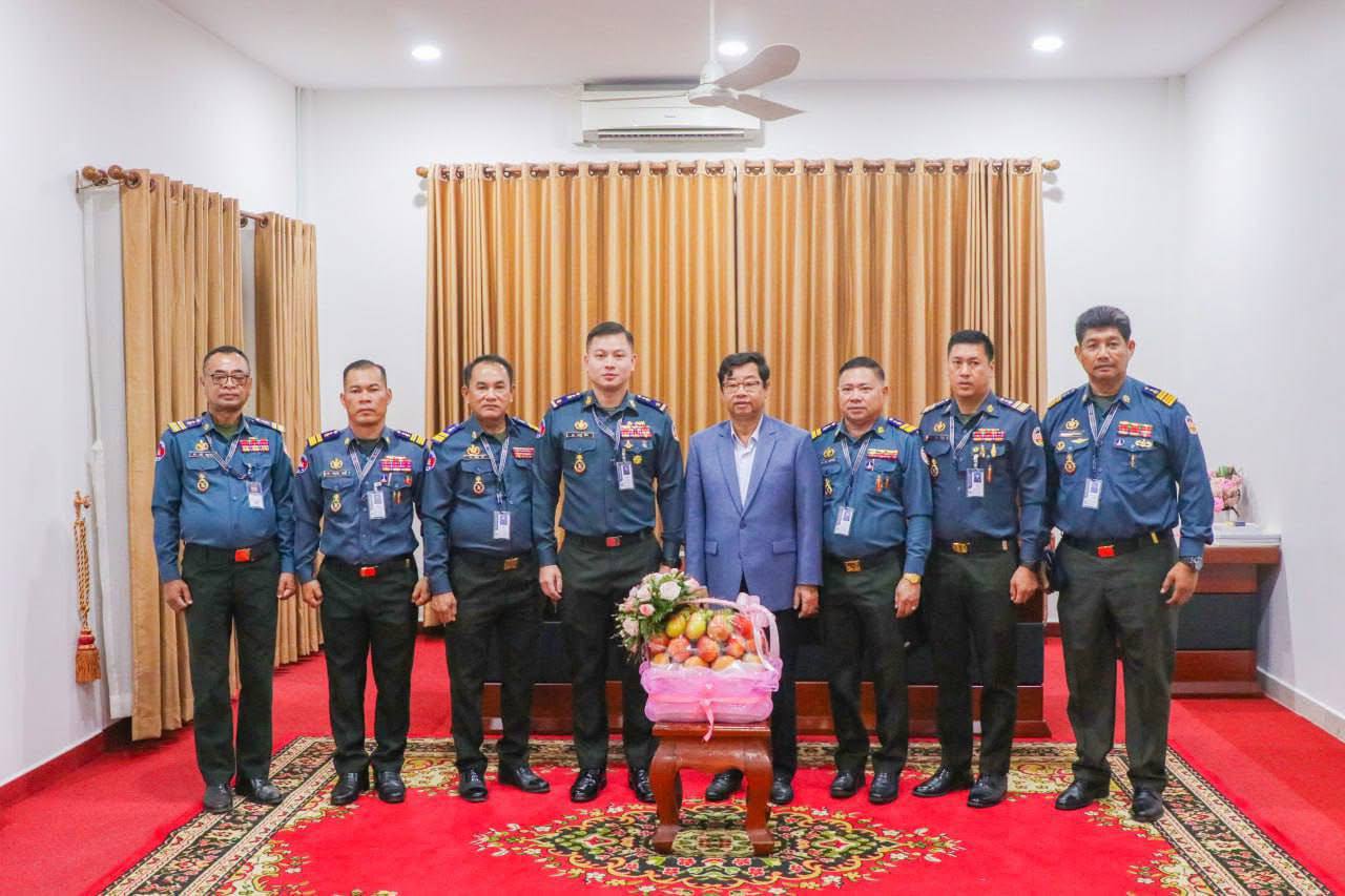 ឧត្តមសេនីយ៍ត្រី សៀ​ ទីន អញ្ជើញជូនពរ ឯកឧត្តម លី សំរិទ្ធ ក្នុងឱកាសបុណ្យចូលឆ្នាំថ្មី ឆ្នាំ២០២៥