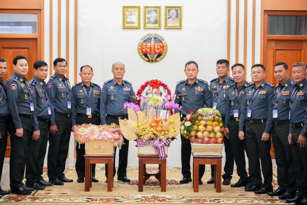 ឧត្តមសេនីយ៍ឯក រ័ត្ន ស្រ៊ាង ដឹកនាំមន្ត្រីក្រោមឱវាទ រួមមាន មេបញ្ជាការរង អាវុធហត្ថរាជធានី ព្រមទាំងមេបញ្ជាការមូលដ្ឋាន អាវុធហត្ថខណ្ឌទាំង១៤ តំណាងឲ្យអាវុធហត្ថរាជធានីភ្នំពេញទាំងមូល ចូលសូមគោរពជូនពរ ឯកឧត្តម នាយឧត្តមសេនីយ៍ សៅ សុខា