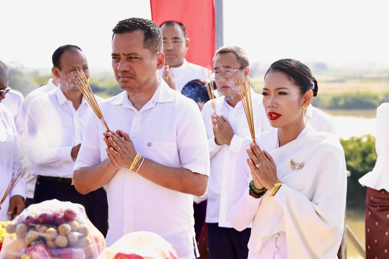 ឯកឧត្តមអភិសន្តិបណ្ឌិត ស សុខា និងលោកជំទាវ អញ្ជើញបួងសួងសុំសេចក្ដីសុខនិងជោគជ័យកម្មវិធីសង្ក្រាន្តព្រៃវែង