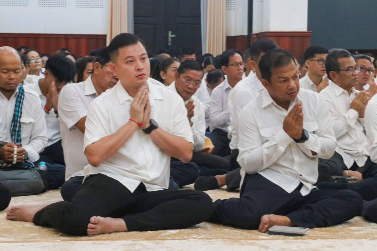 ឧត្តមសេនីយ៍ត្រី​ សៀ​ ទីន​ មេបញ្ជាការ​ កងរាជអាវុធហត្ថខេត្តសៀមរាប​ អញ្ជេីញចូលរួម​ពិធីសូត្រមន្តចម្រេីននូវសិរីសួស្ដី ក្នុងឱកាសពិធីបុណ្យចូលឆ្នាំថ្មី​ខាងមុខ…