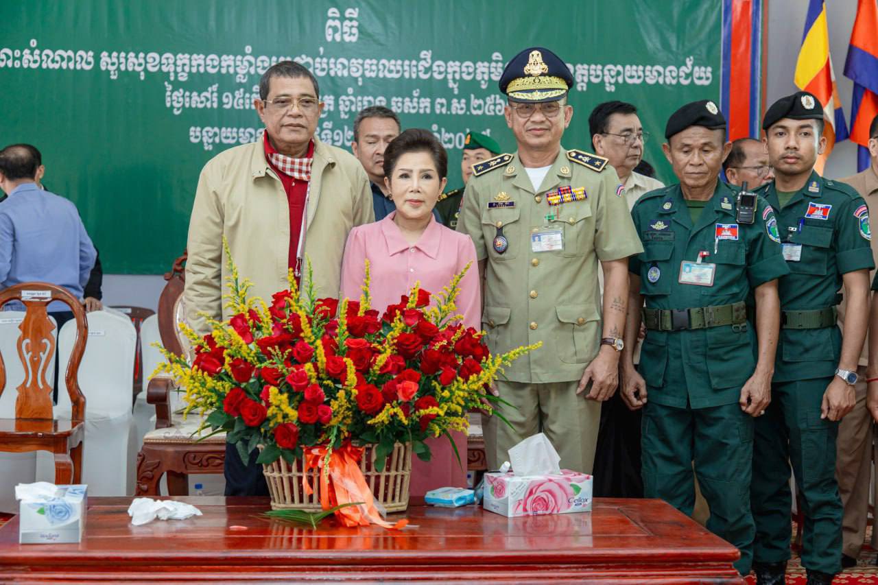 ឯកឧត្តម កែ គឹមយ៉ាន និងលោកជំទាវ ម៉ៅ ម៉ាល័យ បានអញ្ជើញជាធិបតីក្នុងពិធីជួបសំណេះសំណាល សួរសុខទុក្ខ កងកម្លាំង ដែលឈរជើងក្នុងភូមិសាស្រ្តខេត្តបន្ទាយមានជ័យ